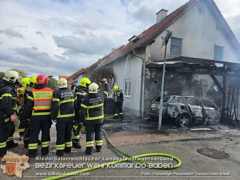 20240310 Brand eines Carports und Elektrofahrzeug in Traiskirchen mit weiteren Herausforderungen  Foto: FF Traiskirchen-Stadt