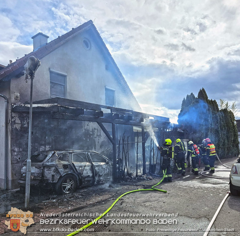 20240310 Brand eines Carports und Elektrofahrzeug in Traiskirchen mit weiteren Herausforderungen  Foto: FF Traiskirchen-Stadt