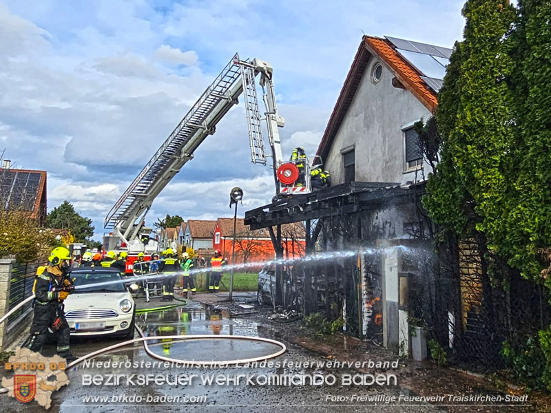 20240310 Brand eines Carports und Elektrofahrzeug in Traiskirchen mit weiteren Herausforderungen  Foto: FF Traiskirchen-Stadt
