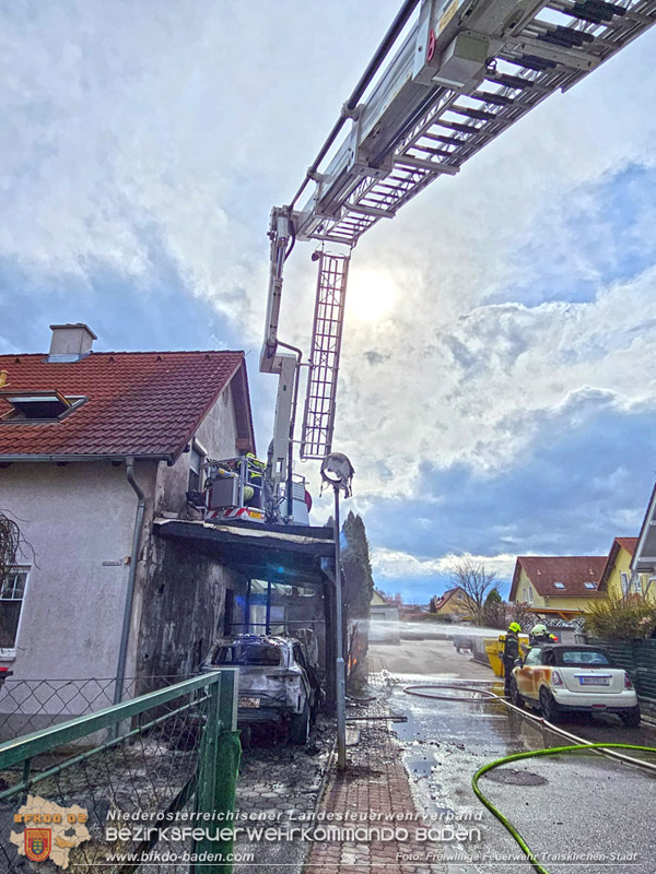 20240310 Brand eines Carports und Elektrofahrzeug in Traiskirchen mit weiteren Herausforderungen  Foto: FF Traiskirchen-Stadt