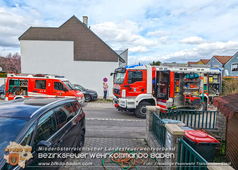 20240310 Brand eines Carports und Elektrofahrzeug in Traiskirchen mit weiteren Herausforderungen  Foto: FF Traiskirchen-Stadt