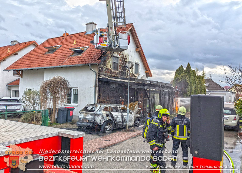 20240310 Brand eines Carports und Elektrofahrzeug in Traiskirchen mit weiteren Herausforderungen  Foto: FF Traiskirchen-Stadt