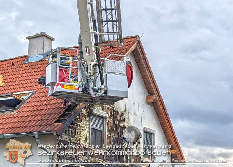 20240310 Brand eines Carports und Elektrofahrzeug in Traiskirchen mit weiteren Herausforderungen  Foto: FF Traiskirchen-Stadt