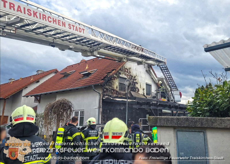 20240310 Brand eines Carports und Elektrofahrzeug in Traiskirchen mit weiteren Herausforderungen  Foto: FF Traiskirchen-Stadt