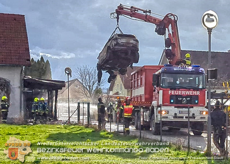 20240310 Brand eines Carports und Elektrofahrzeug in Traiskirchen mit weiteren Herausforderungen  Foto: FF Traiskirchen-Stadt