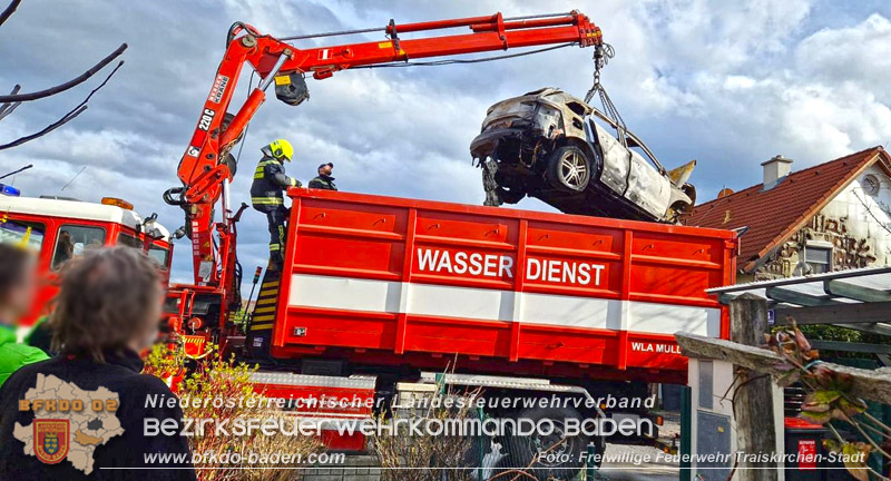20240310 Brand eines Carports und Elektrofahrzeug in Traiskirchen mit weiteren Herausforderungen  Foto: FF Traiskirchen-Stadt