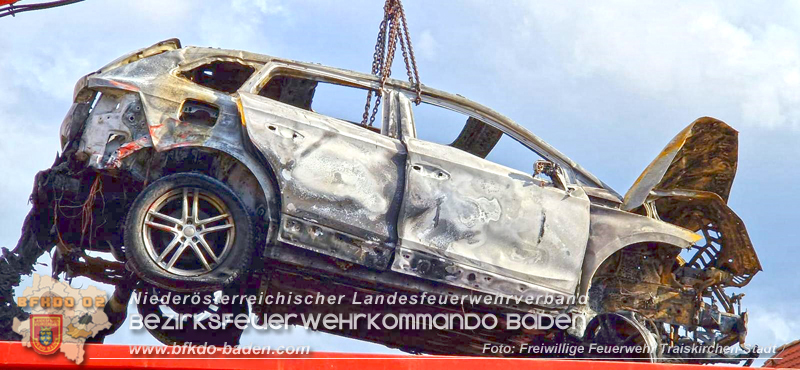 20240310 Brand eines Carports und Elektrofahrzeug in Traiskirchen mit weiteren Herausforderungen  Foto: FF Traiskirchen-Stadt