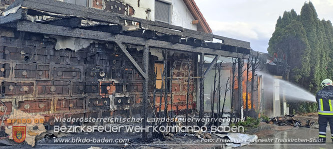 20240310 Brand eines Carports und Elektrofahrzeug in Traiskirchen mit weiteren Herausforderungen  Foto: FF Traiskirchen-Stadt
