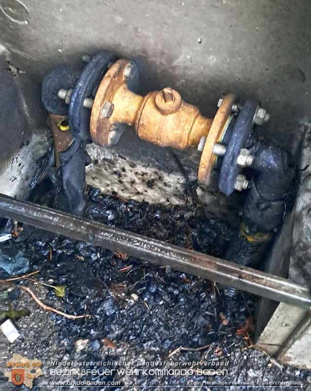20240310 Brand eines Carports und Elektrofahrzeug in Traiskirchen mit weiteren Herausforderungen  Foto: FF Traiskirchen-Stadt