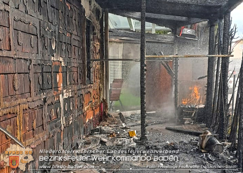 20240310 Brand eines Carports und Elektrofahrzeug in Traiskirchen mit weiteren Herausforderungen  Foto: FF Traiskirchen-Stadt