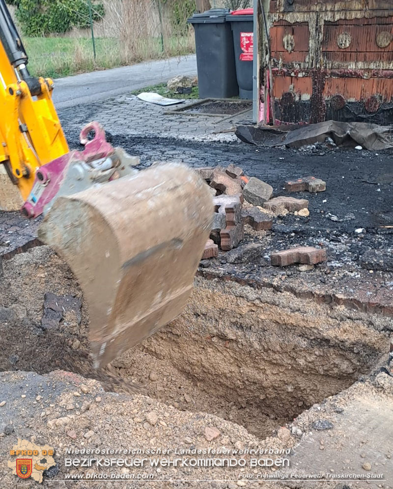 20240310 Brand eines Carports und Elektrofahrzeug in Traiskirchen mit weiteren Herausforderungen  Foto: FF Traiskirchen-Stadt