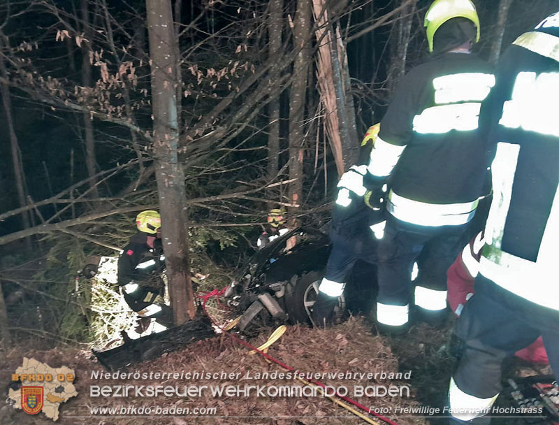 20240310 Bezirksübergreifender Einsatz bei schwerem Verkehrsunfall auf der L2111 Klausen-Leopoldsdorf und Pressbaum  Foto: FF Hochstrass