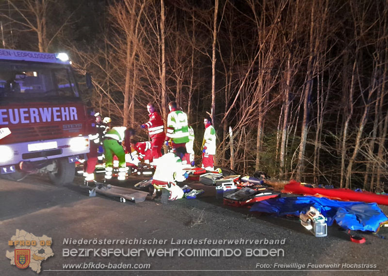 20240310 Bezirksübergreifender Einsatz bei schwerem Verkehrsunfall auf der L2111 Klausen-Leopoldsdorf und Pressbaum  Foto: FF Hochstrass
