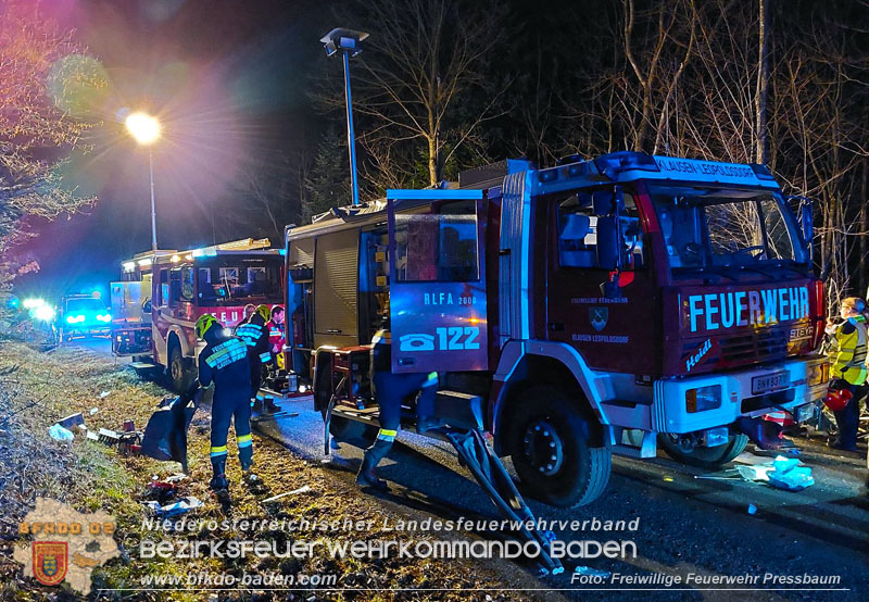 20240310 Bezirksübergreifender Einsatz bei schwerem Verkehrsunfall auf der L2111 Klausen-Leopoldsdorf und Pressbaum  Foto: FF Pressbaum