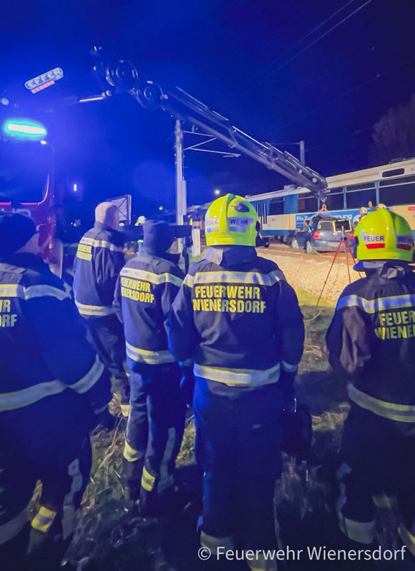 20240312 Pkw kollidiert mit Badnerbahn in Traiskrichen Ortsteil Wienersdorf  Foto: Freiwillige Feuerwehr Wienersdorf