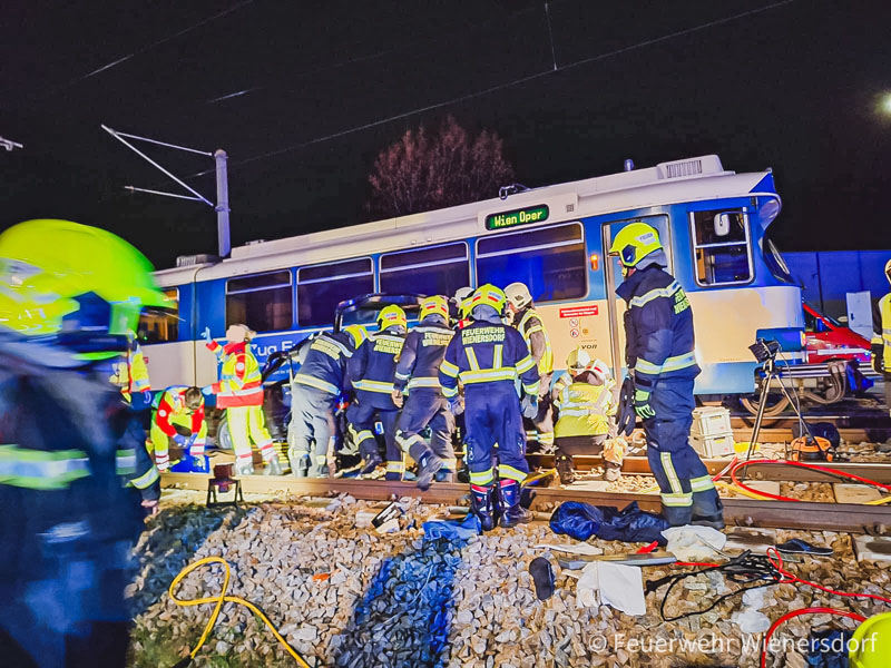 20240312 Pkw kollidiert mit Badnerbahn in Traiskrichen Ortsteil Wienersdorf  Foto: Freiwillige Feuerwehr Wienersdorf