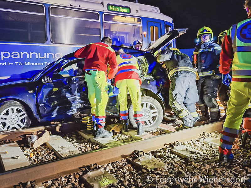 20240312 Pkw kollidiert mit Badnerbahn in Traiskrichen Ortsteil Wienersdorf Foto: Freiwillige Feuerwehr Wienersdorf 20240312 Pkw kollidiert mit Badnerbahn in Traiskrichen Ortsteil Wienersdorf Foto: Freiwillige Feuerwehr Wienersdorf