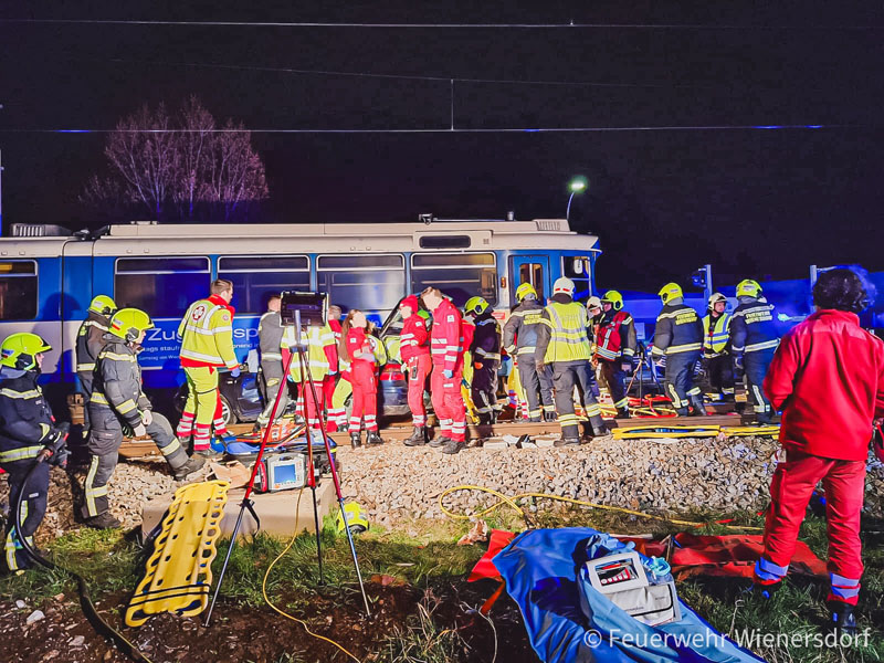 20240312 Pkw kollidiert mit Badnerbahn in Traiskrichen Ortsteil Wienersdorf Foto: Freiwillige Feuerwehr Wienersdorf 20240312 Pkw kollidiert mit Badnerbahn in Traiskrichen Ortsteil Wienersdorf Foto: Freiwillige Feuerwehr Wienersdorf