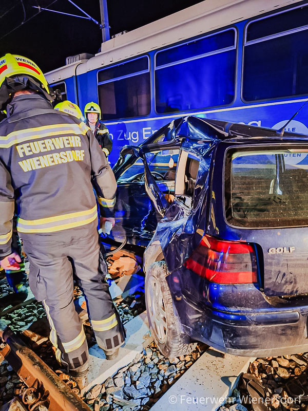 20240312 Pkw kollidiert mit Badnerbahn in Traiskrichen Ortsteil Wienersdorf  Foto: Freiwillige Feuerwehr Wienersdorf