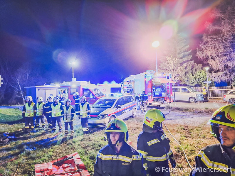 20240312 Pkw kollidiert mit Badnerbahn in Traiskrichen Ortsteil Wienersdorf Foto: Freiwillige Feuerwehr Wienersdorf 20240312 Pkw kollidiert mit Badnerbahn in Traiskrichen Ortsteil Wienersdorf Foto: Freiwillige Feuerwehr Wienersdorf