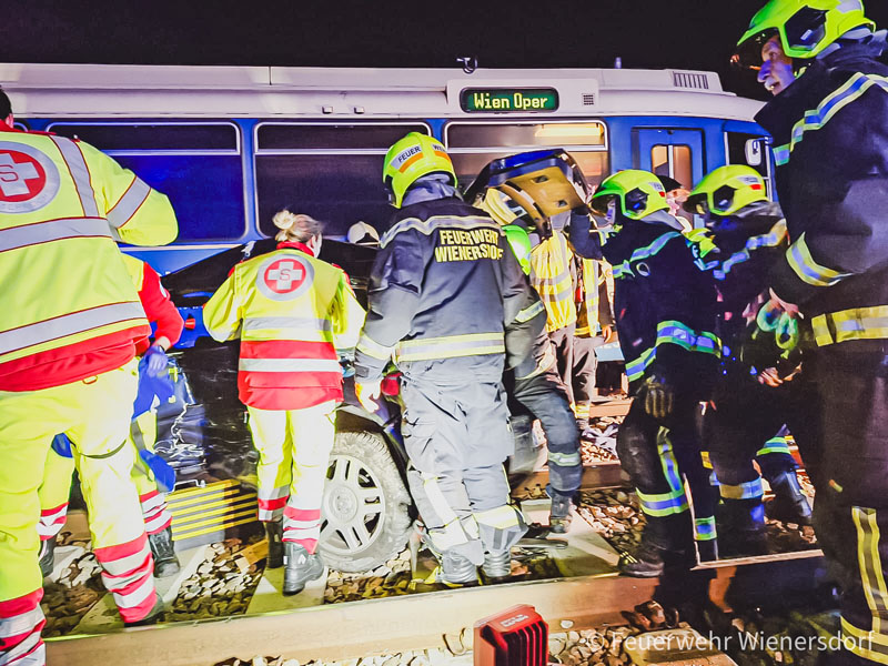20240312 Pkw kollidiert mit Badnerbahn in Traiskrichen Ortsteil Wienersdorf  Foto: Freiwillige Feuerwehr Wienersdorf