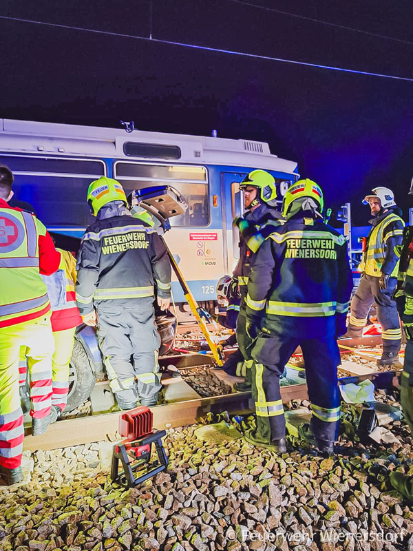 20240312 Pkw kollidiert mit Badnerbahn in Traiskrichen Ortsteil Wienersdorf  Foto: Freiwillige Feuerwehr Wienersdorf