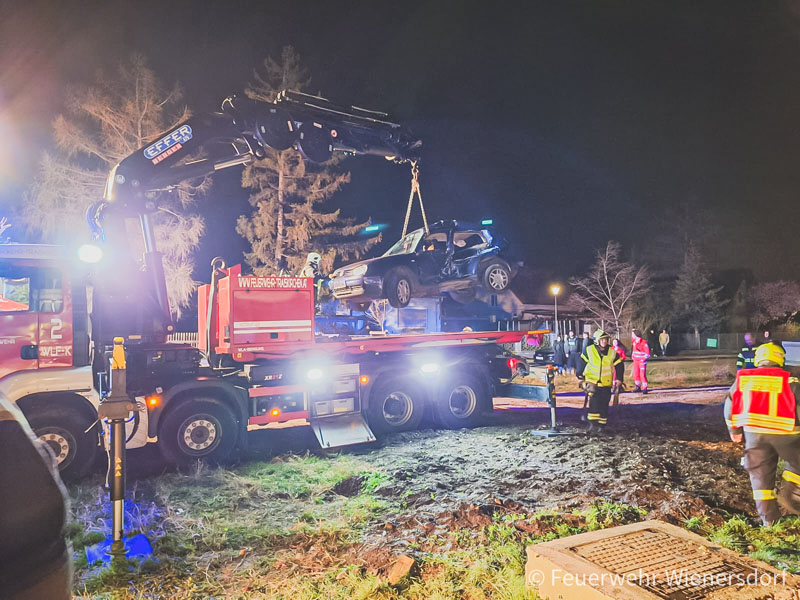 20240312 Pkw kollidiert mit Badnerbahn in Traiskrichen Ortsteil Wienersdorf  Foto: Freiwillige Feuerwehr Wienersdorf