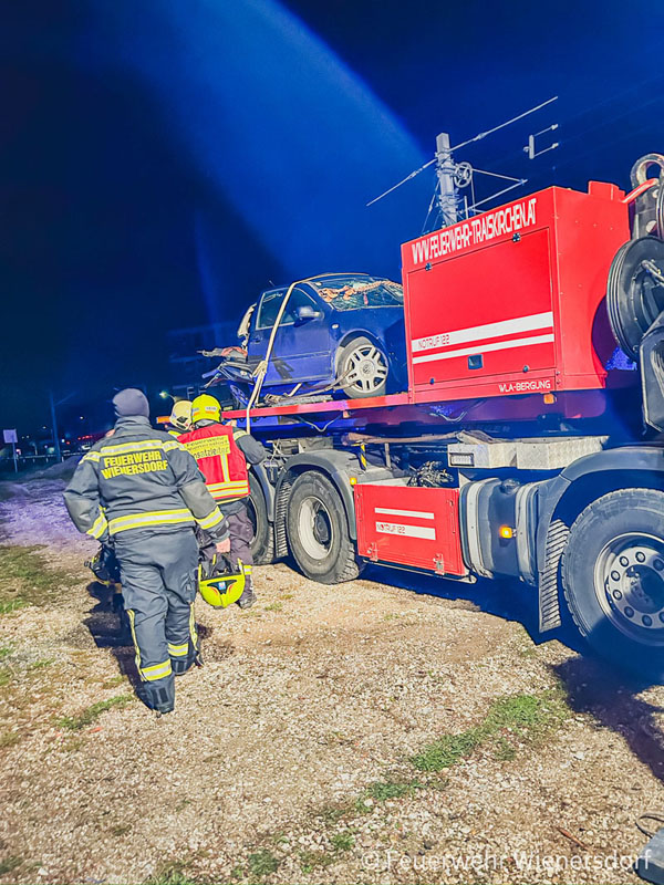 20240312 Pkw kollidiert mit Badnerbahn in Traiskrichen Ortsteil Wienersdorf  Foto: Freiwillige Feuerwehr Wienersdorf