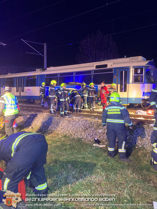 20240312 Pkw kollidiert mit Badnerbahn in Traiskrichen Ortsteil Wienersdorf Foto: ASB ÖA Thomas Felbermayer AFKDO Traiskirchen 20240312 Pkw kollidiert mit Badnerbahn in Traiskrichen Ortsteil Wienersdorf Foto: ASB ÖA Thomas Felbermayer AFKDO Traiskirchen