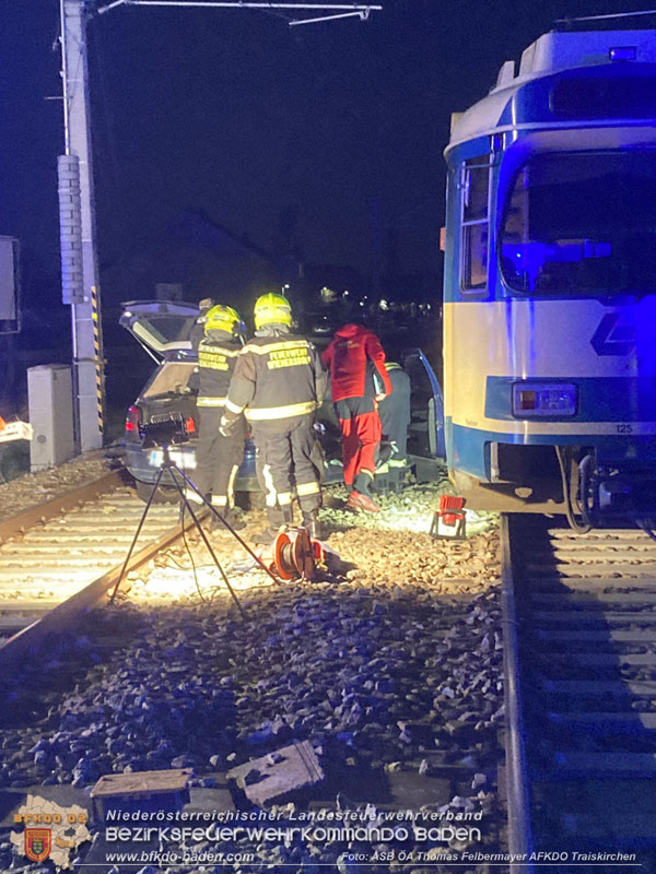 20240312 Pkw kollidiert mit Badnerbahn in Traiskrichen Ortsteil Wienersdorf Foto: ASB ÖA Thomas Felbermayer AFKDO Traiskirchen 20240312 Pkw kollidiert mit Badnerbahn in Traiskrichen Ortsteil Wienersdorf Foto: ASB ÖA Thomas Felbermayer AFKDO Traiskirchen