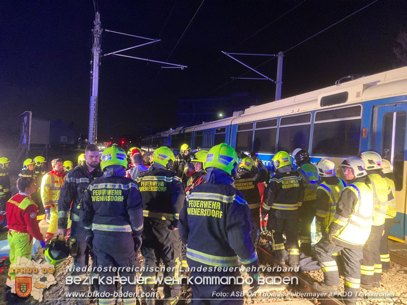 20240312 Pkw kollidiert mit Badnerbahn in Traiskrichen Ortsteil Wienersdorf Foto: ASB ÖA Thomas Felbermayer AFKDO Traiskirchen 20240312 Pkw kollidiert mit Badnerbahn in Traiskrichen Ortsteil Wienersdorf Foto: ASB ÖA Thomas Felbermayer AFKDO Traiskirchen