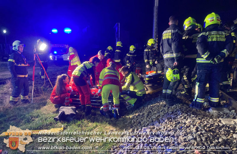 20240312 Pkw kollidiert mit Badnerbahn in Traiskrichen Ortsteil Wienersdorf Foto: ASB ÖA Thomas Felbermayer AFKDO Traiskirchen 20240312 Pkw kollidiert mit Badnerbahn in Traiskrichen Ortsteil Wienersdorf Foto: ASB ÖA Thomas Felbermayer AFKDO Traiskirchen
