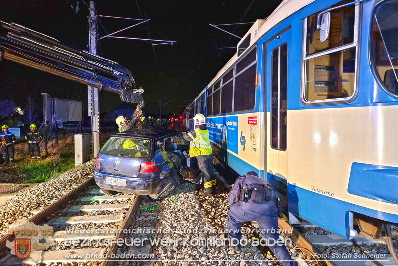 20240312 Pkw kollidiert mit Badnerbahn in Traiskrichen Ortsteil Wienersdorf Foto: Stefan Schneider BFKDO BADEN 20240312 Pkw kollidiert mit Badnerbahn in Traiskrichen Ortsteil Wienersdorf Foto: Stefan Schneider BFKDO BADEN