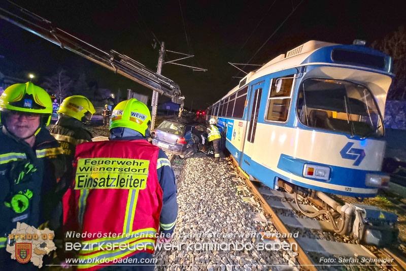 20240312 Pkw kollidiert mit Badnerbahn in Traiskrichen Ortsteil Wienersdorf Foto: Stefan Schneider BFKDO BADEN 20240312 Pkw kollidiert mit Badnerbahn in Traiskrichen Ortsteil Wienersdorf Foto: Stefan Schneider BFKDO BADEN