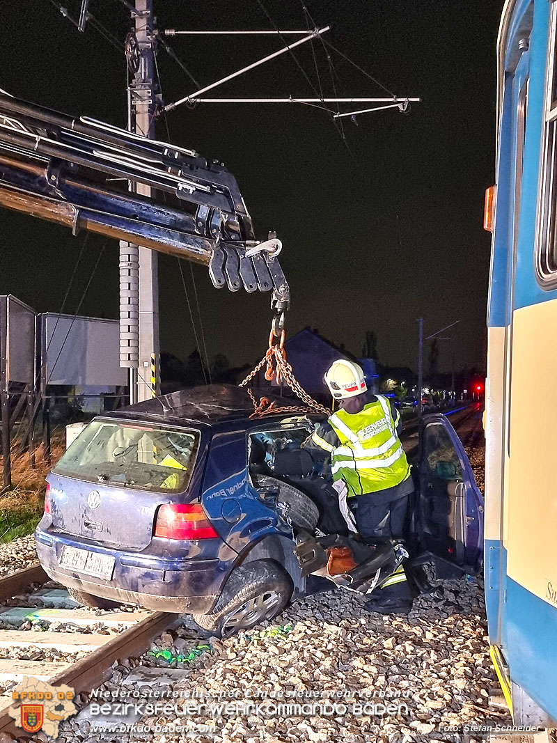 20240312 Pkw kollidiert mit Badnerbahn in Traiskrichen Ortsteil Wienersdorf Foto: Stefan Schneider BFKDO BADEN 20240312 Pkw kollidiert mit Badnerbahn in Traiskrichen Ortsteil Wienersdorf Foto: Stefan Schneider BFKDO BADEN