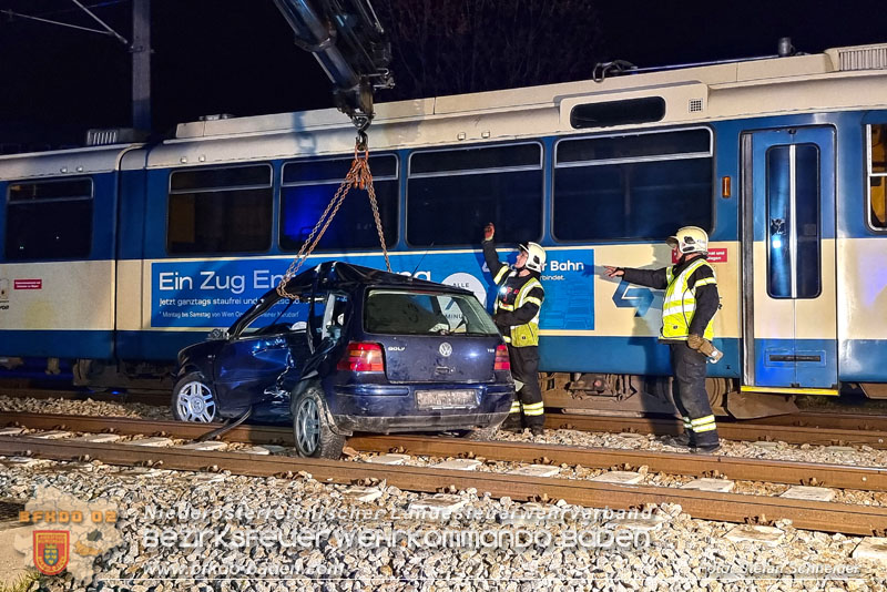 20240312 Pkw kollidiert mit Badnerbahn in Traiskrichen Ortsteil Wienersdorf Foto: Stefan Schneider BFKDO BADEN 20240312 Pkw kollidiert mit Badnerbahn in Traiskrichen Ortsteil Wienersdorf Foto: Stefan Schneider BFKDO BADEN