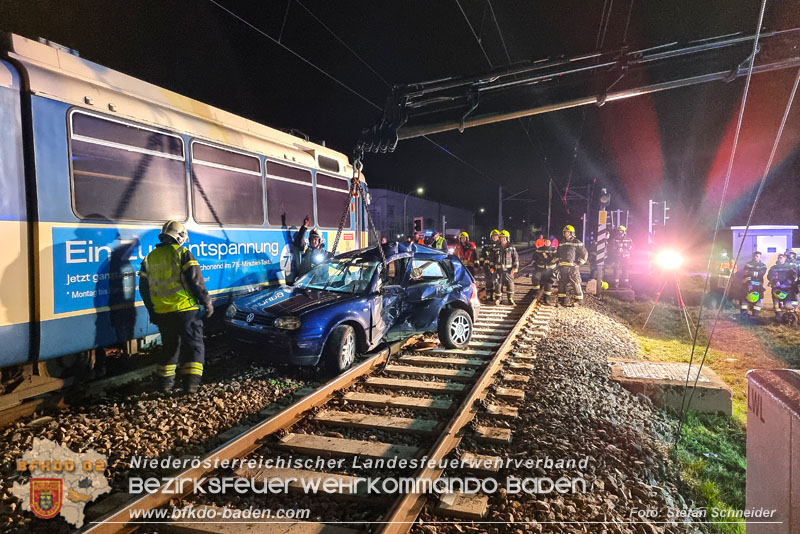 20240312 Pkw kollidiert mit Badnerbahn in Traiskrichen Ortsteil Wienersdorf Foto: Stefan Schneider BFKDO BADEN 20240312 Pkw kollidiert mit Badnerbahn in Traiskrichen Ortsteil Wienersdorf Foto: Stefan Schneider BFKDO BADEN