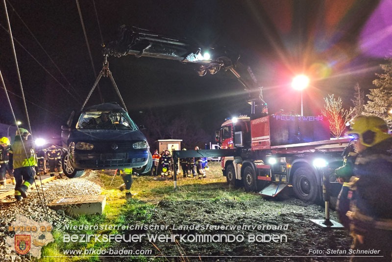 20240312 Pkw kollidiert mit Badnerbahn in Traiskrichen Ortsteil Wienersdorf Foto: Stefan Schneider BFKDO BADEN 20240312 Pkw kollidiert mit Badnerbahn in Traiskrichen Ortsteil Wienersdorf Foto: Stefan Schneider BFKDO BADEN