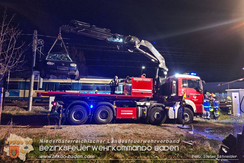 20240312 Pkw kollidiert mit Badnerbahn in Traiskrichen Ortsteil Wienersdorf Foto: Stefan Schneider BFKDO BADEN 20240312 Pkw kollidiert mit Badnerbahn in Traiskrichen Ortsteil Wienersdorf Foto: Stefan Schneider BFKDO BADEN