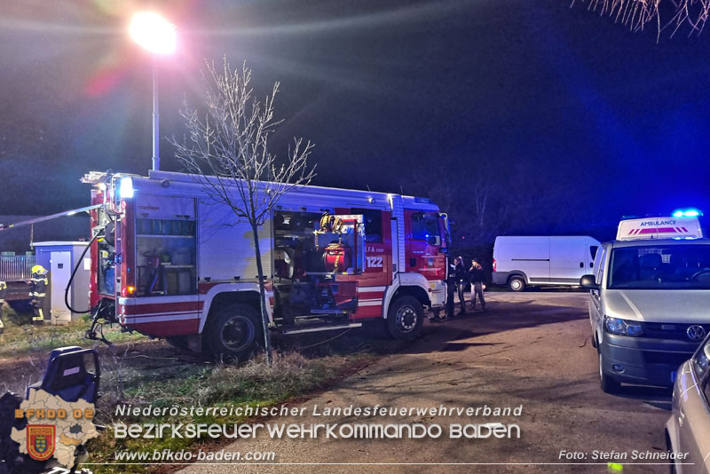 20240312 Pkw kollidiert mit Badnerbahn in Traiskrichen Ortsteil Wienersdorf Foto: Stefan Schneider BFKDO BADEN 20240312 Pkw kollidiert mit Badnerbahn in Traiskrichen Ortsteil Wienersdorf Foto: Stefan Schneider BFKDO BADEN