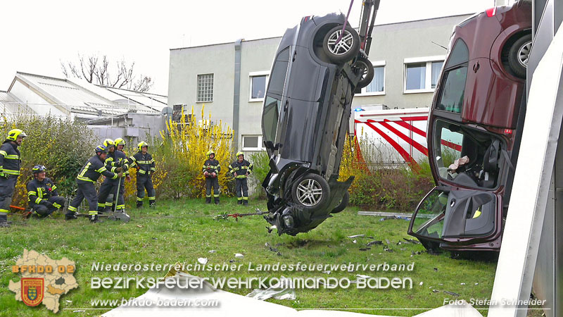 20240321 Zwei Pkw stürzen aus Parkdeck in Baden Foto: Stefan Schneider BFKDO BADEN 20240321 Zwei Pkw stürzen aus Parkdeck in Baden Foto: Stefan Schneider BFKDO BADEN