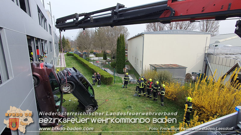 20240321 Zwei Pkw stürzen aus Parkdeck in Baden Foto: Stefan Wagner / Freiwillige Feuerwehr Baden-Leesdorf 20240321 Zwei Pkw stürzen aus Parkdeck in Baden Foto: Stefan Wagner / Freiwillige Feuerwehr Baden-Leesdorf