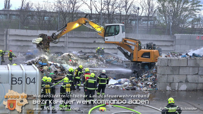 20240328 Brand bei einem Abfallwirtschaftsbetrieb Foto: Stefan Schneider BFKDO BADEN 20240328 Brand bei einem Abfallwirtschaftsbetrieb Foto: Stefan Schneider BFKDO BADEN