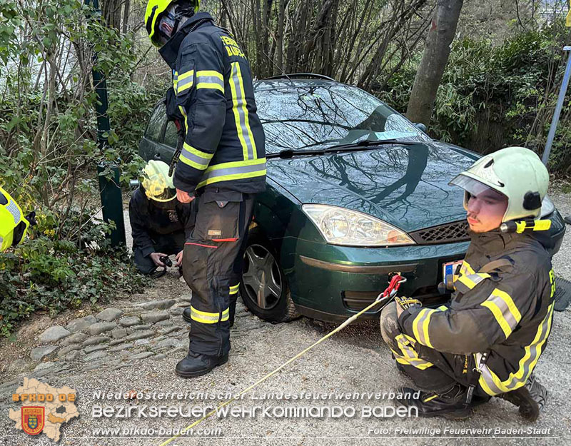 20240328 PKW bleibt auf Weg im Badener Kurpark hängen  Foto: Freiwillige Feuerwehr Baden-Stadt / Rainer Hohl / Viktor van de Castell