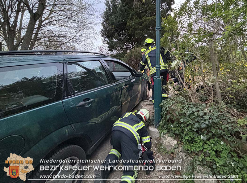 20240328 PKW bleibt auf Weg im Badener Kurpark hängen Foto: Freiwillige Feuerwehr Baden-Stadt / Rainer Hohl / Viktor van de Castell 20240328 PKW bleibt auf Weg im Badener Kurpark hängen Foto: Freiwillige Feuerwehr Baden-Stadt / Rainer Hohl / Viktor van de Castell