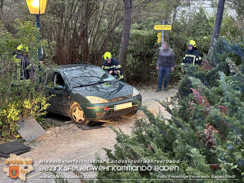 20240328 PKW bleibt auf Weg im Badener Kurpark hängen Foto: Freiwillige Feuerwehr Baden-Stadt / Rainer Hohl / Viktor van de Castell 20240328 PKW bleibt auf Weg im Badener Kurpark hängen Foto: Freiwillige Feuerwehr Baden-Stadt / Rainer Hohl / Viktor van de Castell