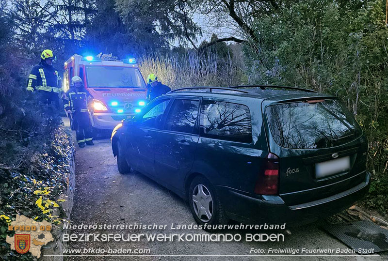 20240328 PKW bleibt auf Weg im Badener Kurpark hängen  Foto: Freiwillige Feuerwehr Baden-Stadt / Rainer Hohl / Viktor van de Castell