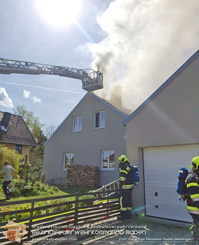 20240406_Dachstuhlbrand eines Einfamilienhauses in Siegenfeld  Foto: Freiwillige Feuerwehr Baden Weikersdorf
