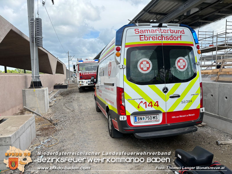 20240418_Unterstützung Rettungsdienst bei Arbeitsunfall am neuen Bahnhof Wamperdorf  Foto: Thomas Lenger Monatsrevue.at