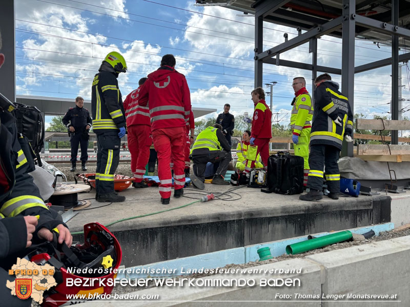 20240418_Unterstützung Rettungsdienst bei Arbeitsunfall am neuen Bahnhof Wamperdorf  Foto: Thomas Lenger Monatsrevue.at